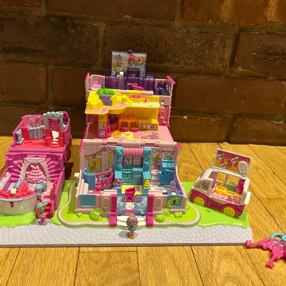 Polly Pockets & Shopkins mini mall - Picture 5 of 11